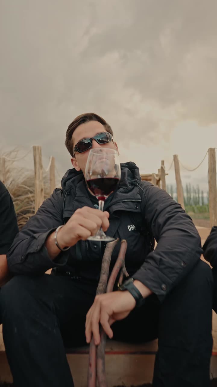 Brindis con vino en CUMBRE
